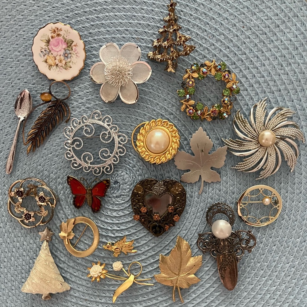 20 Assorted Vintage Brooches - Sarah Coventry, Rhinestone, Pearl & Spoon